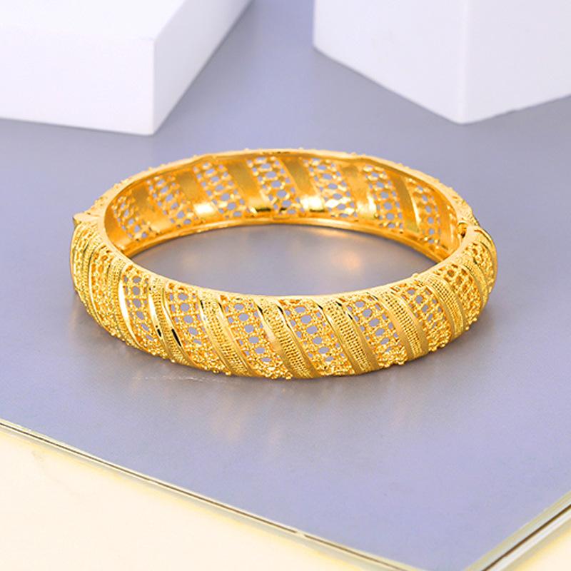 

Bangle Hollow Women Buckle Exqusitive18k Yellow Gold Filled Lady Girlfriend Wedding Party Jewelry Gift Dia 60mmBangle
