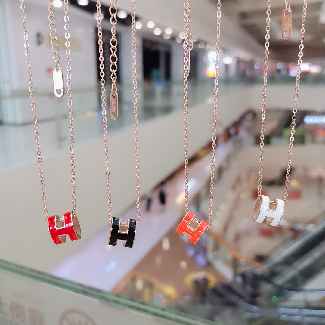 

Popular titanium steel letter necklace 18k rose gold net red collarbone chain women's light luxury Necklace