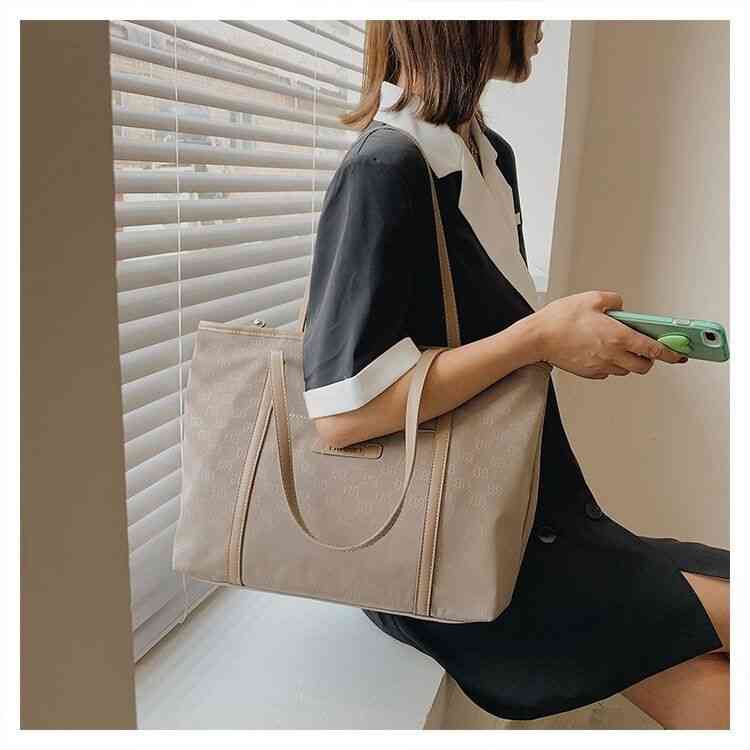 Sac fourre-tout Femmes 2022 Nouvelle mode One épaule portable de grande capacité en nylon en nylon sacs de créateurs pour les sacs à main crossbo
