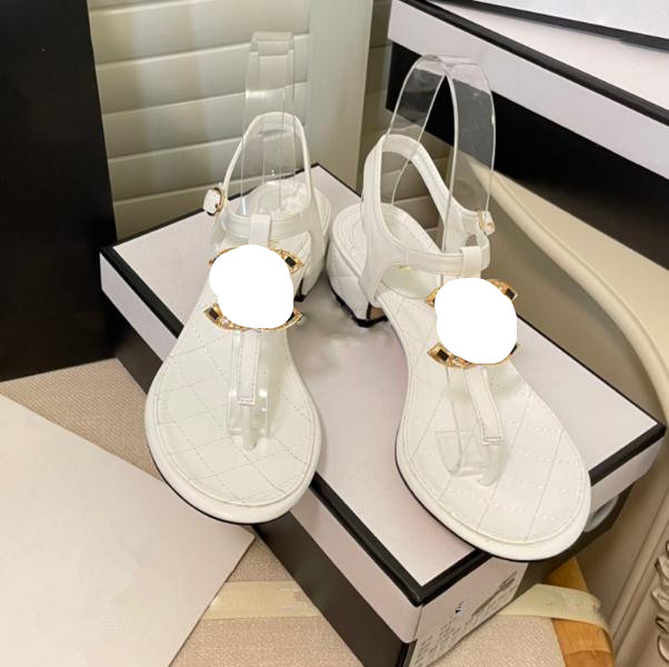 

Luxury Flip-Flops high heels Sandals and slippers Diamond Black Jewel Buckle Resort Roman Beach Rubber sole Simple classic Chunky Heel Sandals