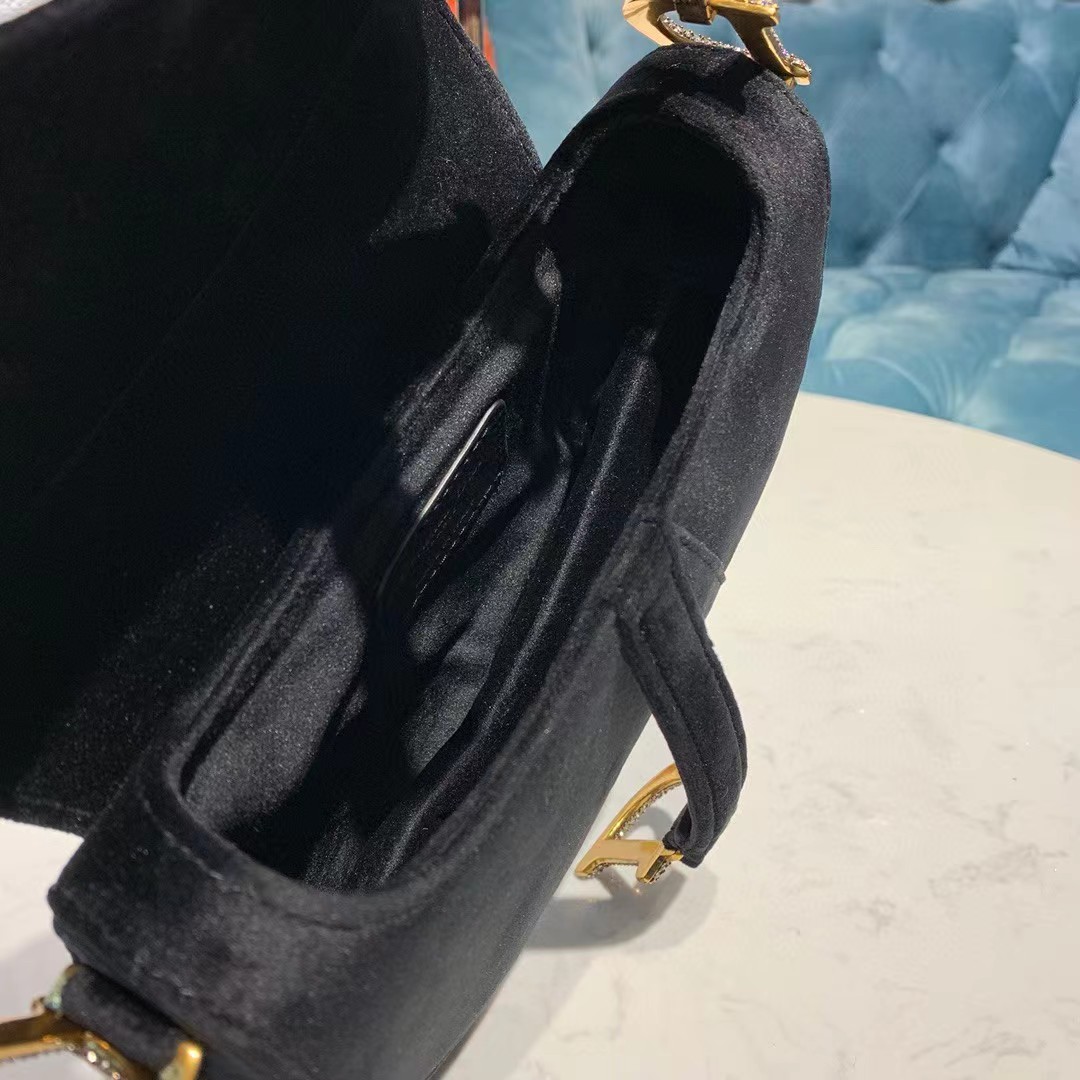 

style velvet with a smooth feel is really retro good to move collocation of the whole persons temperament