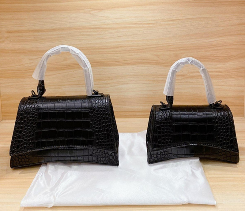 

Famous Designer Luxury Lady Fashion Handbags Shoulder Bags Totes women Cross Body half moon ladies coin purse Embroidery Handbag designers wallets crocodile bag, Color red(gold logo)