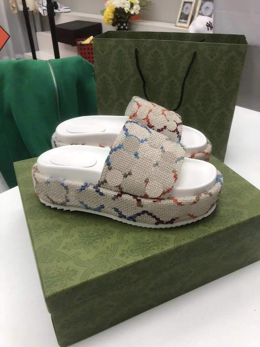 

2022 Women luxury Designer Sandals Slippers Leather Summer Flat Slipper Embroidery fashion Beach woman Big head Rainbow letters 35-42 With Box, Black