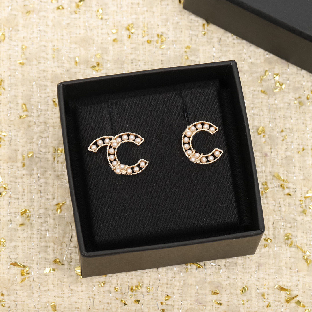 2022 Boucle d'oreille de goujon de charme de qualité supérieure avec des perles de coquille de nature Design creux pour les femmes bijoux de mari