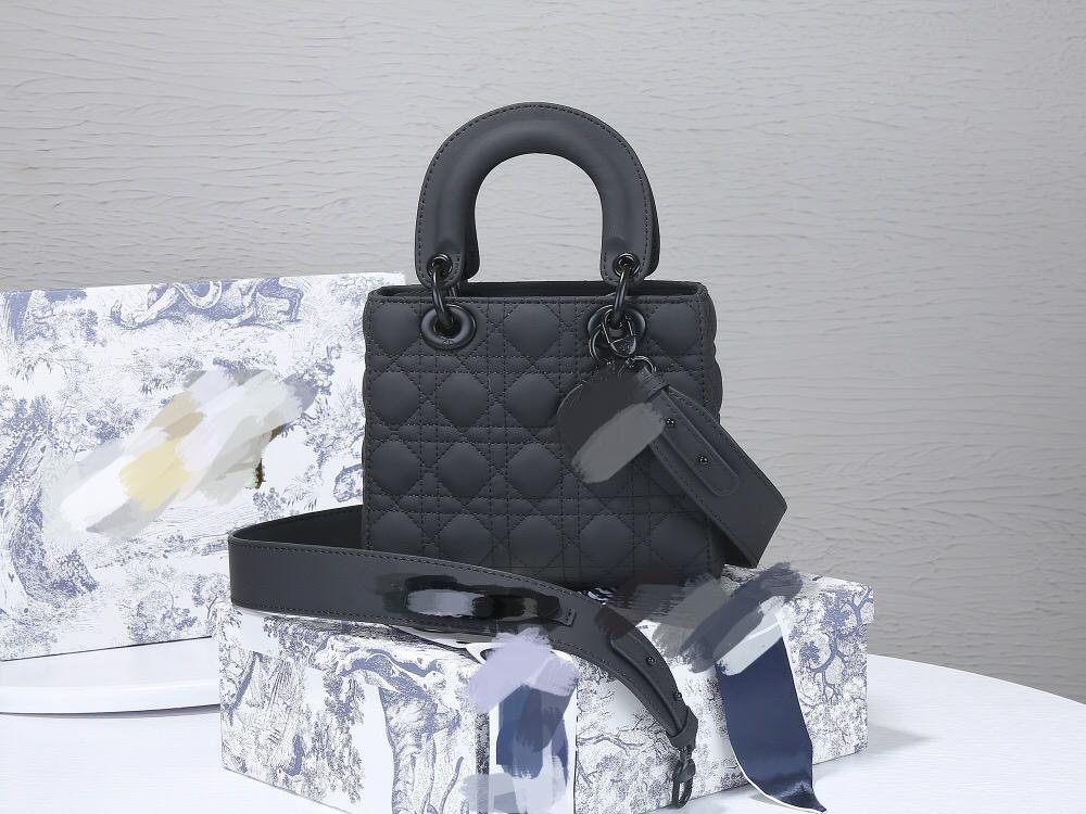 

The leather of new season's matte series bag is calfskin one shoulder portable messenger bag 20cm, Black
