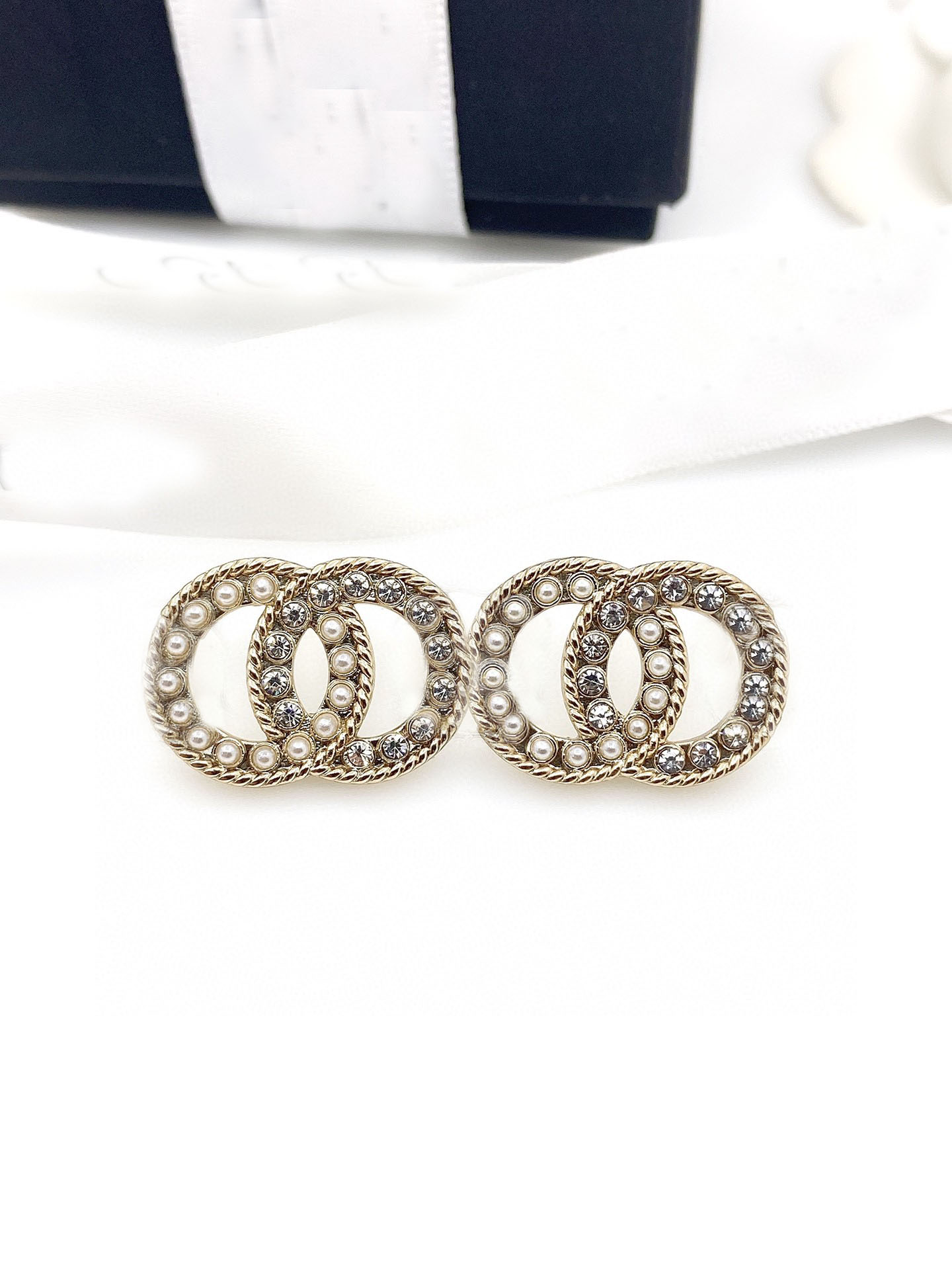 

Fashion Stud Earrings Top Quality Ladies Luxury Designer Earrings Half Diamond Half Pearl Two Letter Jewelry Ladies Party Gifts