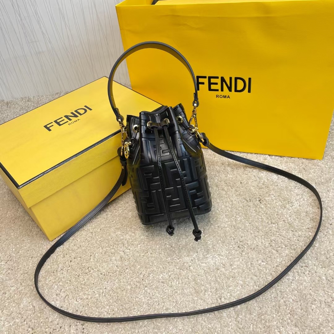 Sacs de soirée Mon tresor Bucket Sac à main avec cordon de serrage et décoration logo Fendi en métal. Dos à une épaule ou bras croisé. Cuir de ve