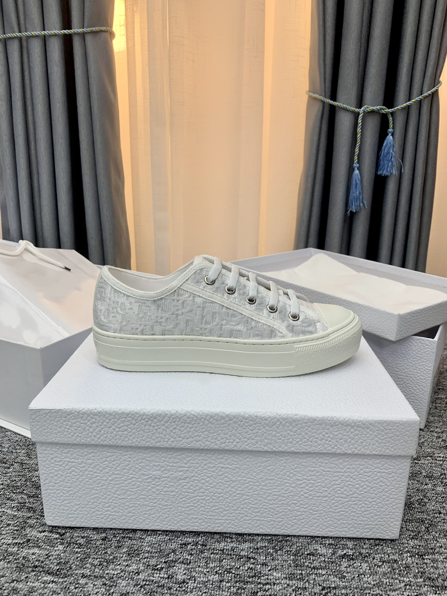 2022 Chaussures décontractées Toile broderie Lacet Up Flats Designer Cotton Blue Femmes Boule de marche Sneakers Luxury Femme Chaussures de cours