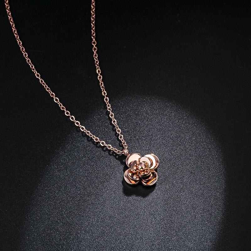 

Pendant Necklaces Wholesale Korean Fashion Camellia Necklace Female Titanium Steel Clavicle Chain 18K Gold-Plated Short Three-dimensional Sm