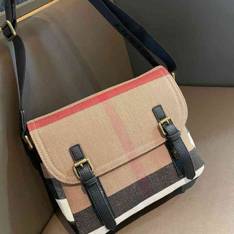 Sacs de créateurs burbreys Nouveau toile Flip Men's Single Single Lattice Messenger Couple de grande capacité Posteur de loisirs yzl