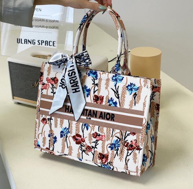 

designer s Exotic silk scarf printed portable Tote Bag popular autumn and winter new commuter simple one shoulder bag 65652