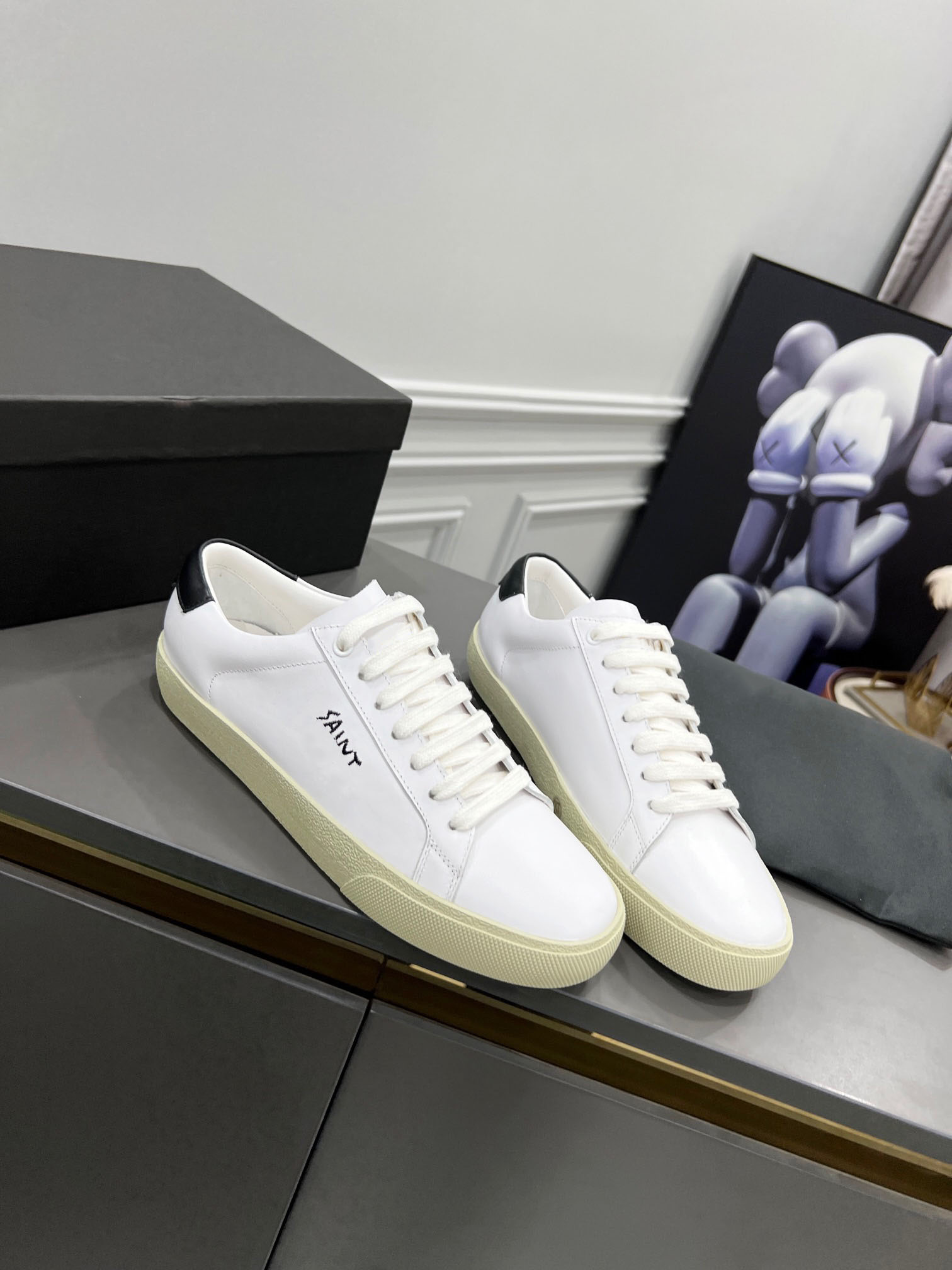 

LOW-CUT SNEAKERS FEATURING INSCRIPTION SEWN shoes EXTERIOR SIDE AND A TAB IN THE BACK EMBOSSED, As picture