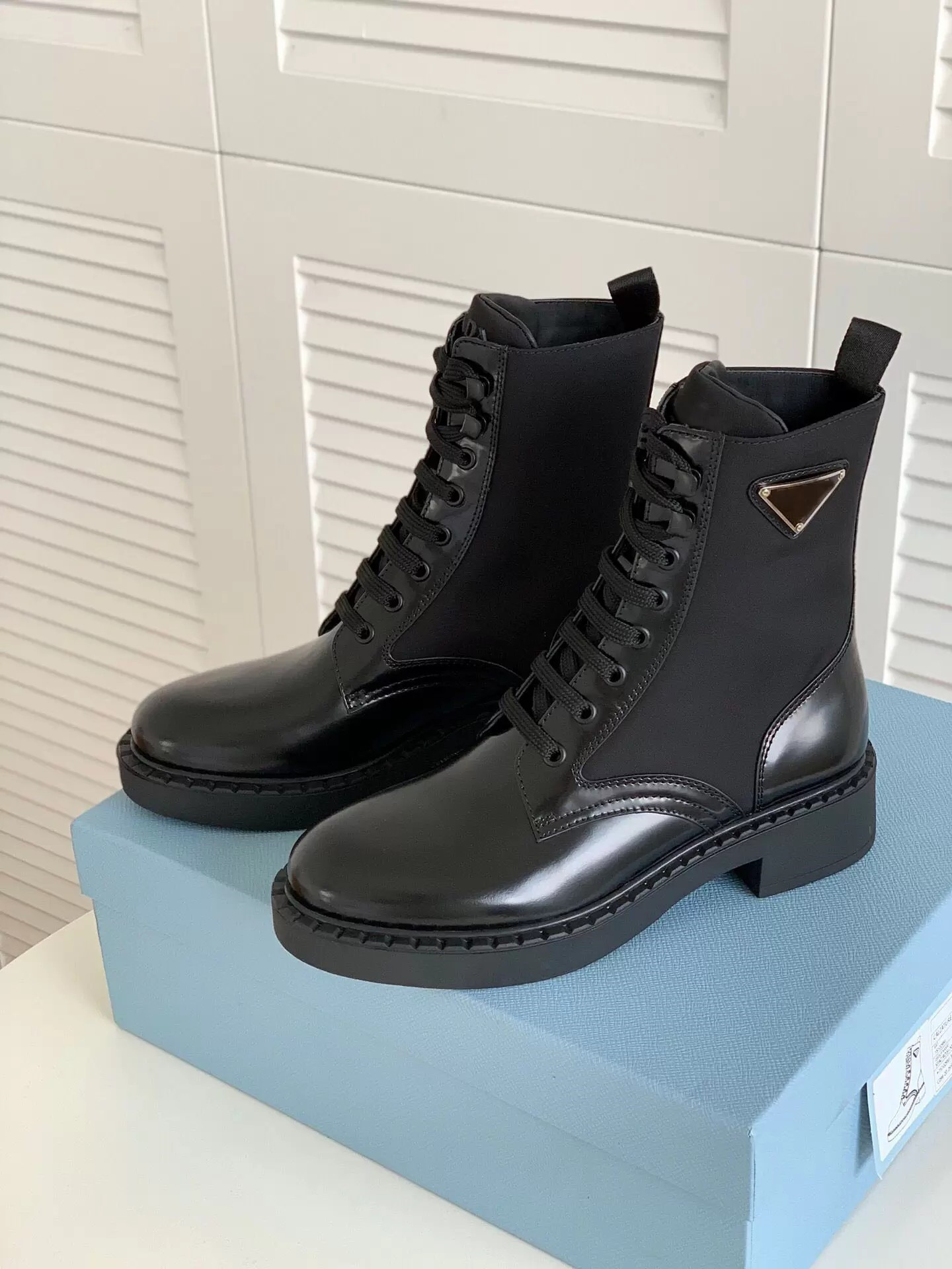 

Famous Winter Brands Brushed Leather Re-Nylon Ankle Boots Black Recycled Enameled Metal Triangle Combat Boot Chunky Lug Sole Platform Motorcycle Booties EU35-42