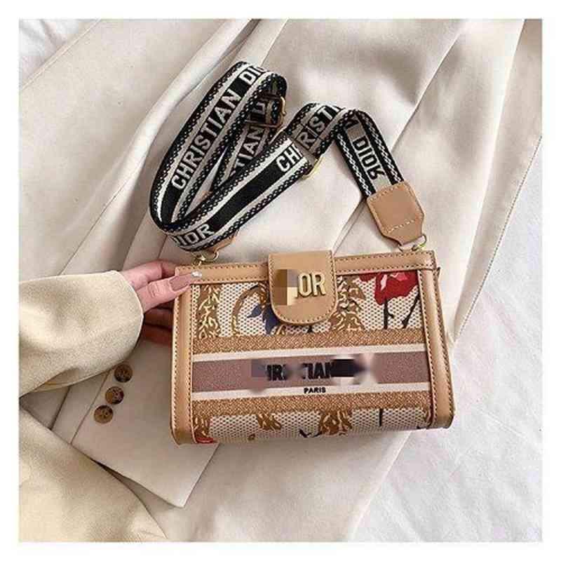 

Factory Direct Sale Retro Little Fragrance Simple Temperament Korean Version 2022 New D-shaped Messenger Female Student Ins Super Fire Designer Bag, D gray