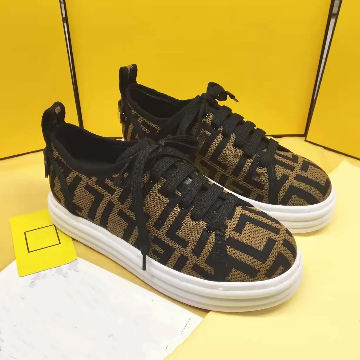 

Newst Top-quality designer double lace-up casual shoes for men and women shoes , comfortable beautiful. Classic timeless Luxury women Casual Shoes original box, 12