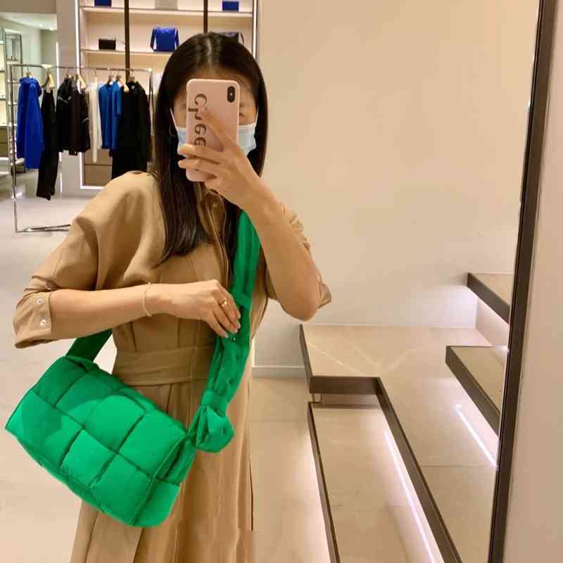 

Original Edition Handbags Venetass's Designer Bottegas'ss Luxury Nylon Woven Pillow Bag Green Men's Women's Same High-grade Cloud Four Grid Super Soft Diagonal, Black