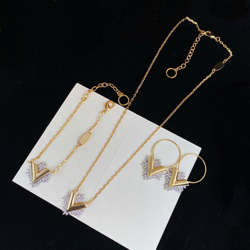 

Europe America Fashion Designer Necklace Bracelet Earrings Lady Women Brass Gold-color Hardware Engraved V Initials Crystal Rhinestones Glory Jewelry Sets M00373, No original box