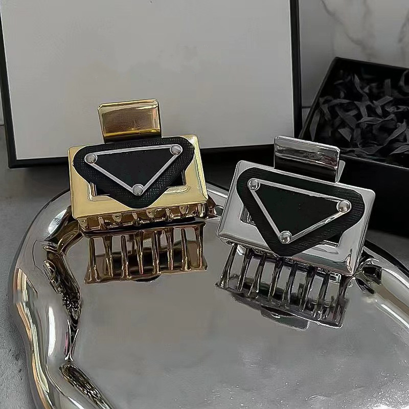 

Luxury Designer Letters Inverted Triangle Acrylic Hair Clamps P059 Women Square Geometric Crab Hairs Clip Hairpin Simple Shark Clips Head Accessories