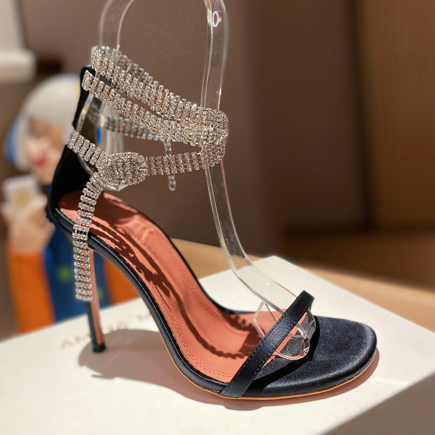 Sandales Célèbre Designer Femmes Nouveau Cristal Strass Chaîne À Lacets Sangles En Cuir Verni Soie Satin Talons Hauts Chaussures De Soirée De Lux