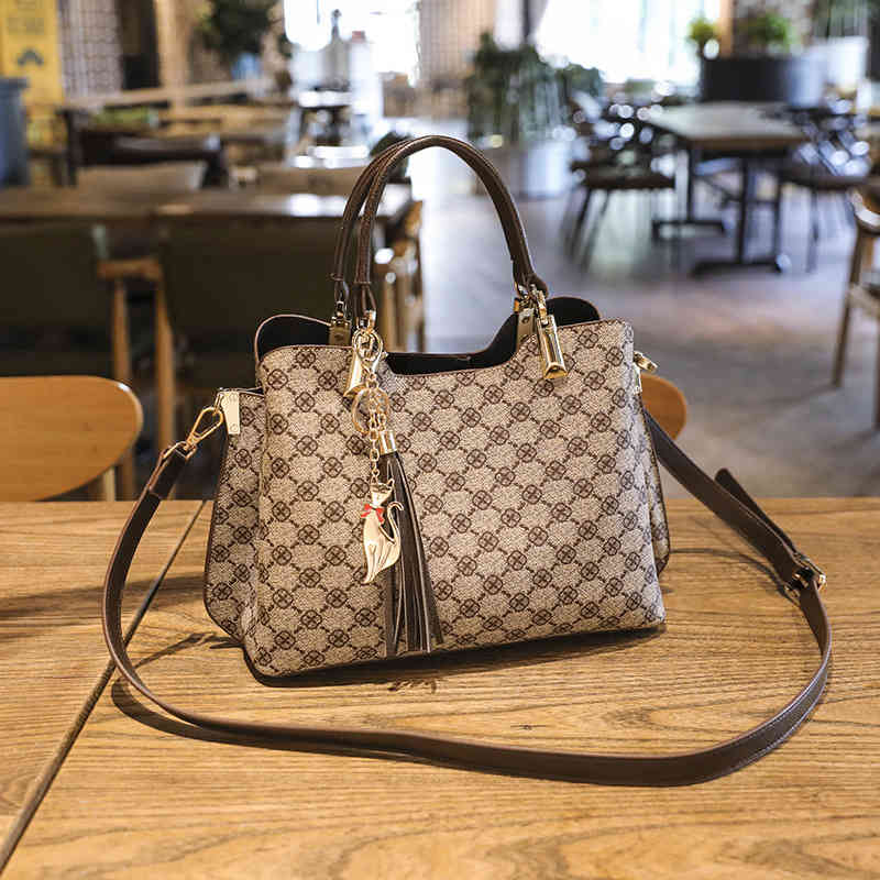 Sac à printemps Nouveau sac féminin 2022 Version de mode Impression atmosphérique Sac à main célibataire Sacs de cosmétique féminin diagonale pou