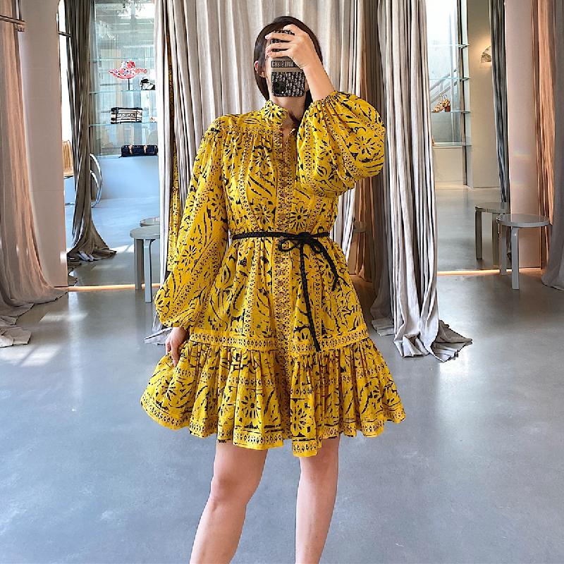 Robe de logo australienne 2021 printemps / été avec des vacances ceinturées Jaune Imprimé à mi-chemin Highneck Short Style290p