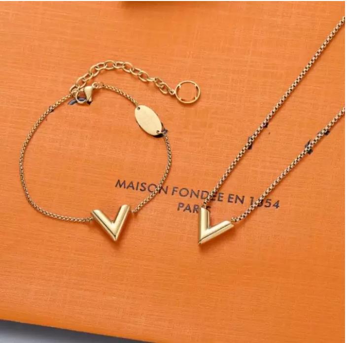 

Designer Love V Letter Pendant Necklaces Charm Bracelets Clavicle Chains Jewelry Birthday Party Valentine's Gift