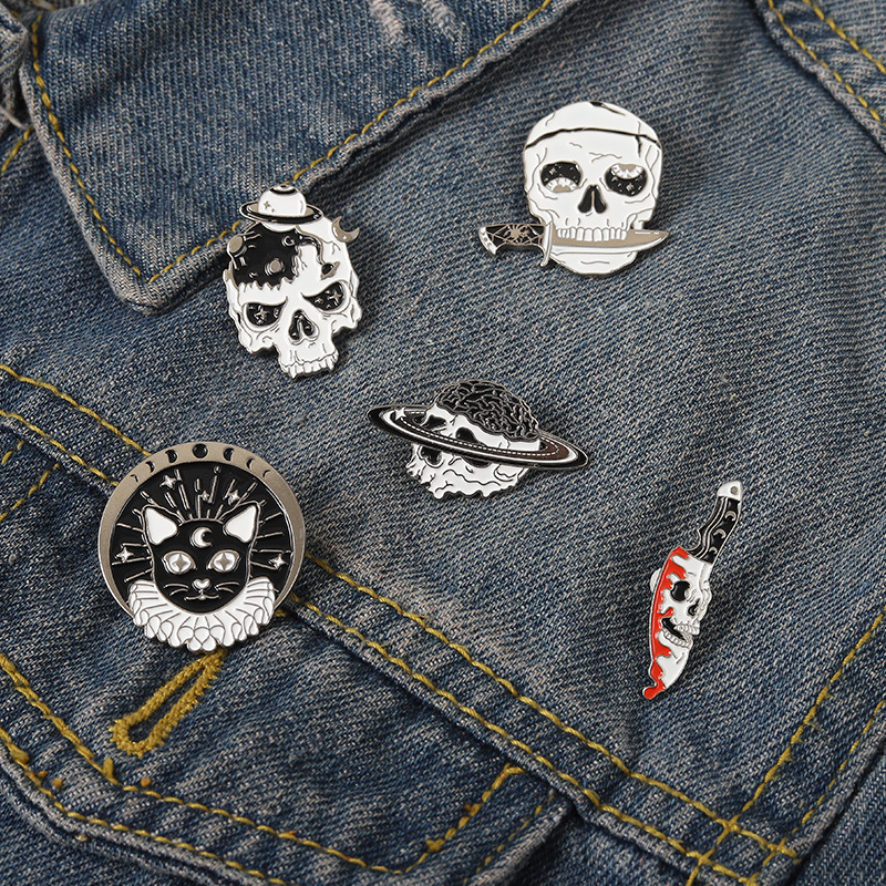 

Halloween Skull Skeleton Planet Brooch Pin Punk Cat Head Compass Shape Enamel Clothes Badges Unisex Alloy Backpack Bag Hat Sweater Brooches Lapel Pins Corsage