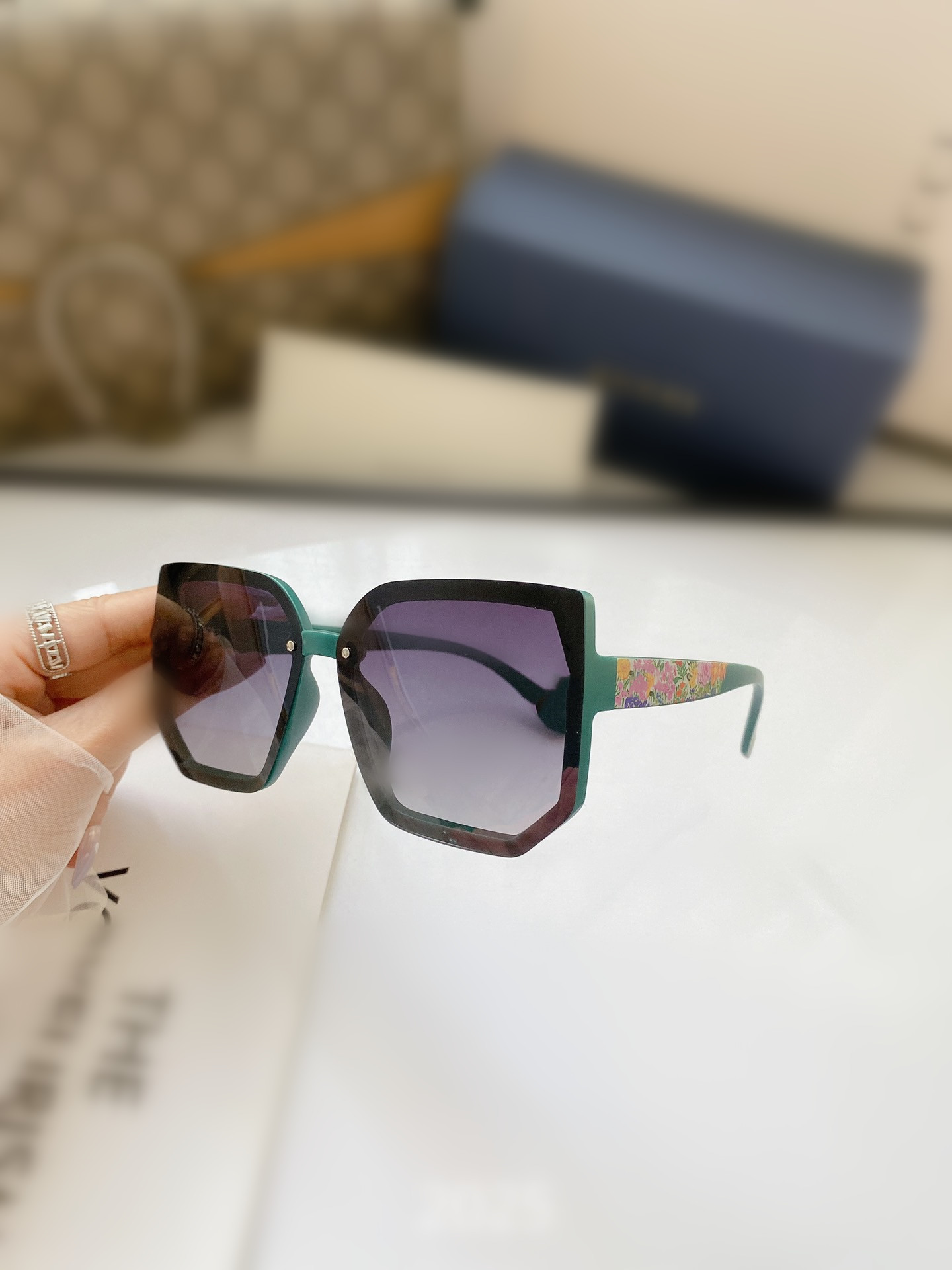 

Designer Sunglasses For women Summer cat eyes style Anti-Ultraviolet Retro Shield lens Plate Square full frame fashion Eyeglasses Random Box