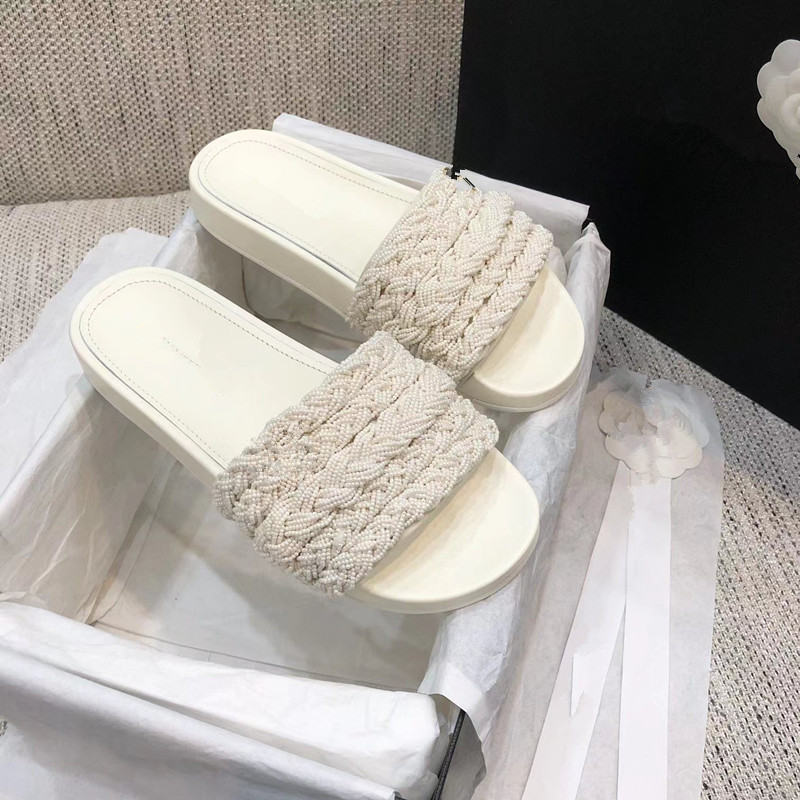 

2021 Women Mules Sandals Slippers Pearls Sliders Stuffies Top Quality Lambskin Black White Flat Slipper Ladies Beach Rubber Flip Flops pearl slippers
