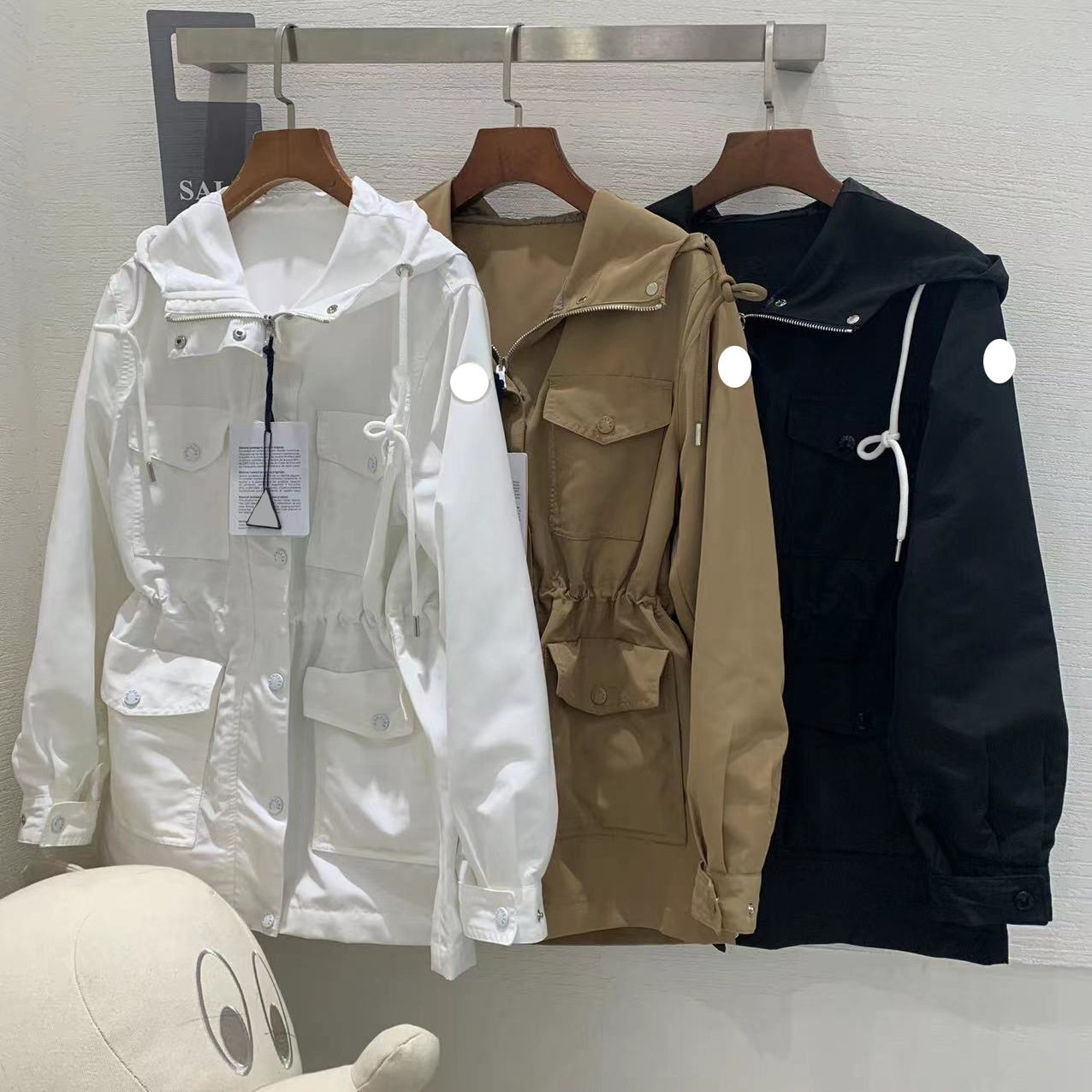 Designer Woman Vestes ￠ capuche Maisses ￠ mi-longueur Taigne r￩glable de la taille au soleil Trench Coat Badge Badge pour femmes V￪tements f￩mini
