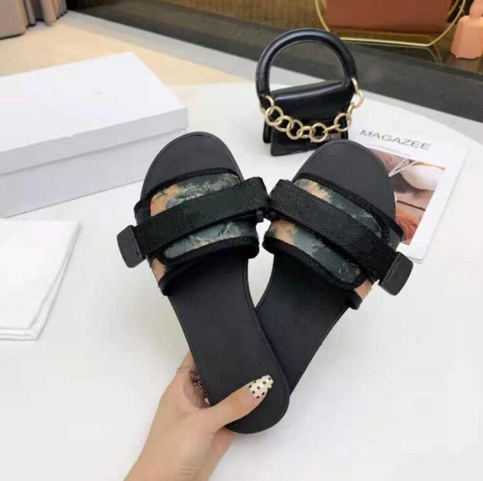 Paris Femmes Luxurys Designers Sandals Slippers Fashion Summer Girls Beach Femmes Fices Sandal Tlimes Flip Flops Chaussures brodées sexy