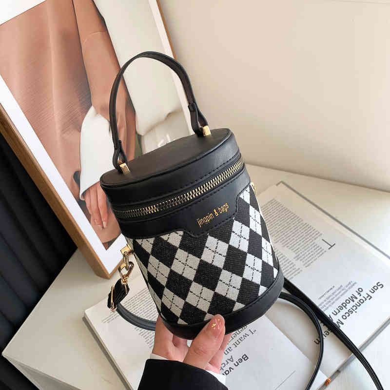Petit sac féminin printemps 2022 Nouvelle tendance fashion léopard épaule simple messager portable seau de cosmétique sacs pour femmes dames