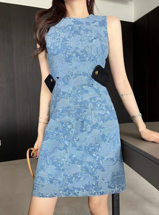 

Women' Summer New Denim Sleeveless Dress Light Blue Washed Three-dimensional Shaped Waist Buttons Embellished on Both Sides 523, Customize