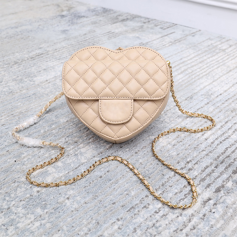 

Clutch Heart Small Square Bag Ladies Luxury 2022 new Designers Fashion Letter Shoulder High Quality Leather Messengers Bag Designer Messenger Gift Box, White