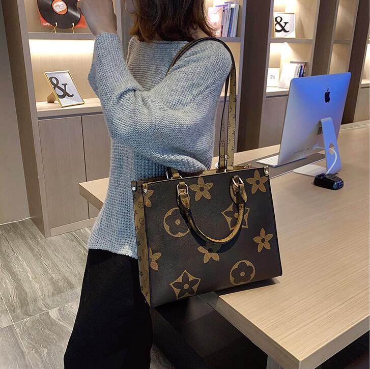 

Wholesale and Retail Shoulder Bag Handbags Women Handbag Fashion Large Duplex Printing Different Style Designer, Red