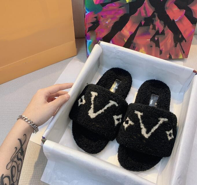 

2021 New wool slippers Warm feeling Exquisite and advanced Non slip rubber outsole The sole has a certain thickness Excellent comfort more color sandals, Black