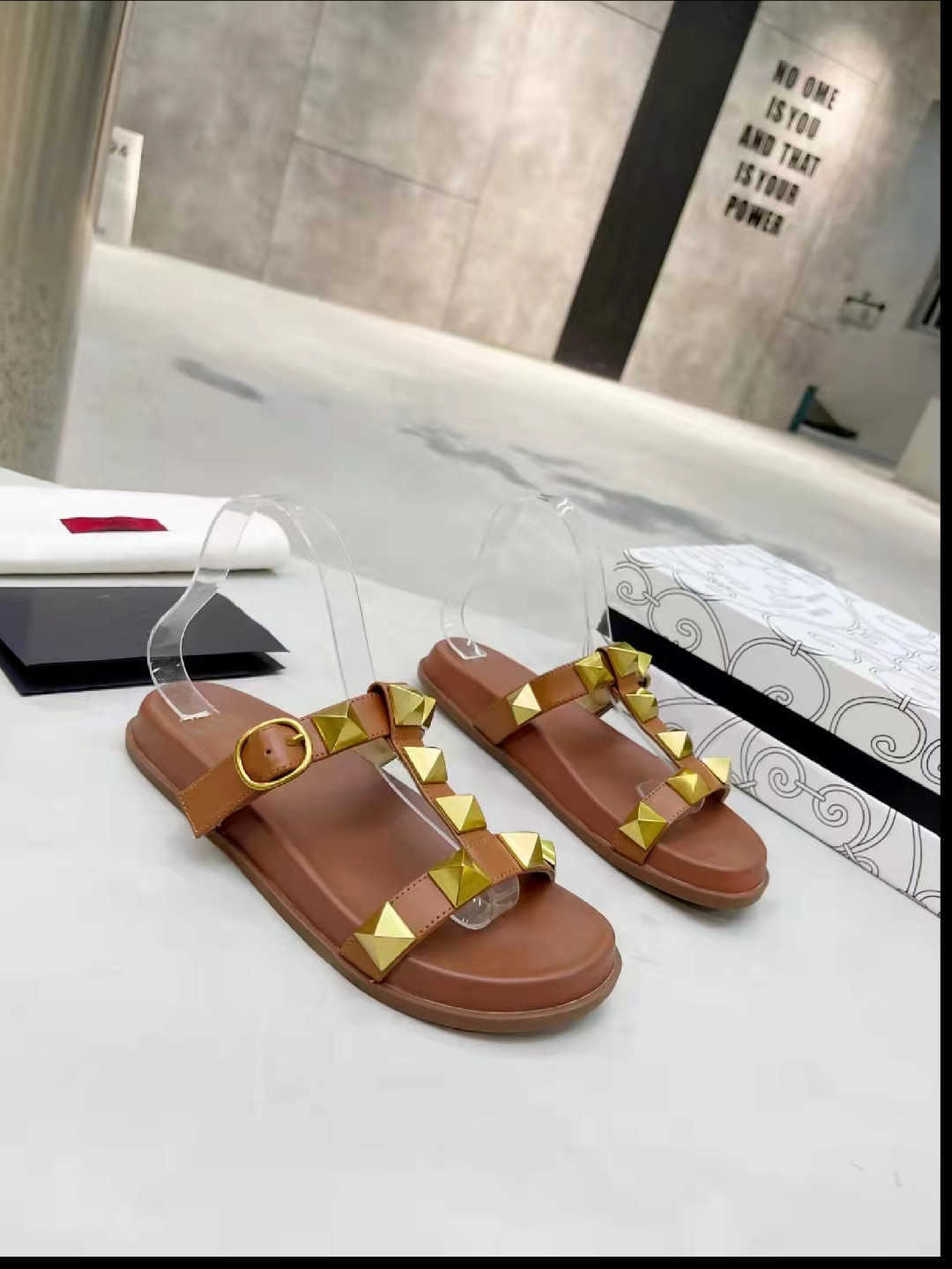 

new 2022Designer Slippers New Luxury Slide Women Summer Leather Rubber BOM DIA FLAT MULE 1A3R5M Sandals Beach Slides Fashion Wear Slippers33, Black
