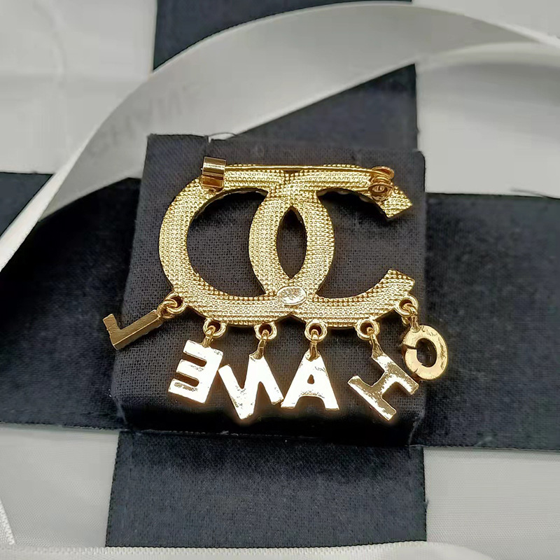 

Luxury Women Designer Brand Letter Brooches 18K Gold Plated Inlay Crystal Rhinestone Jewelry Brooch Charm Pearl Pin 20 Choose Marry Wedding Party Gift Accessorie