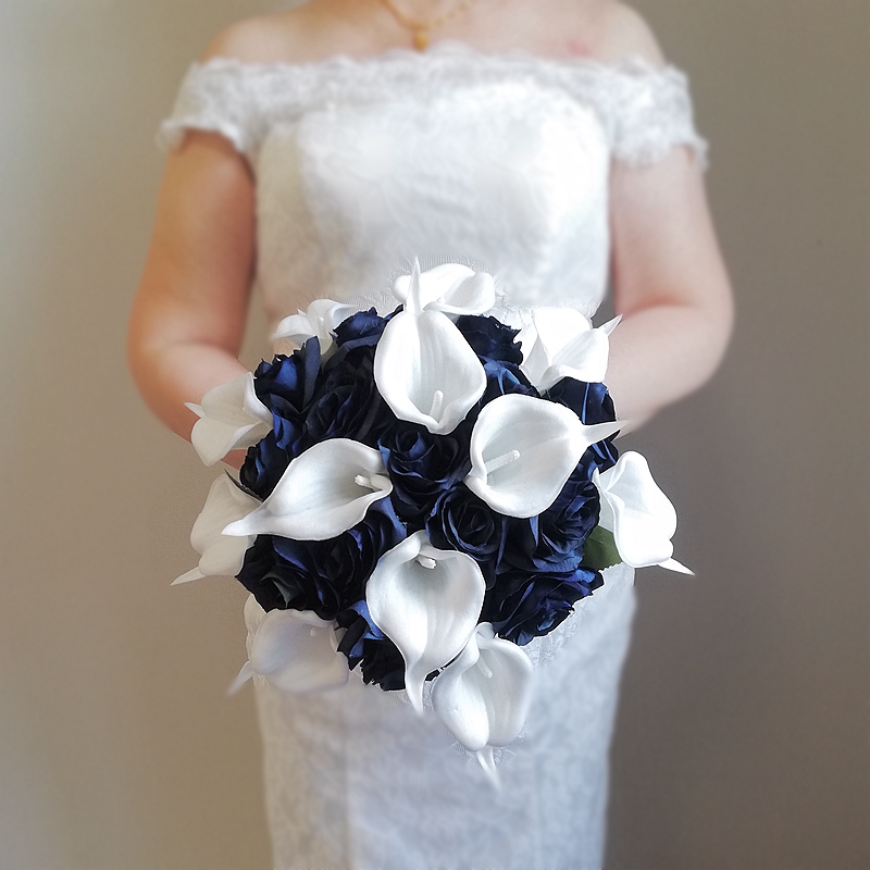 

Round Wedding Flowers White Calla Lilies Navy Blue Roses Silk Bridal Bouquets De Mariage Artificial Pearls Crystal Party Decoration
