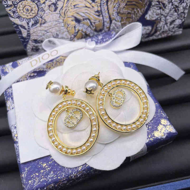 Boucles d'oreilles en or fine 2022 Nouvelles boucles d'oreilles en perles suspendues à dos rouge