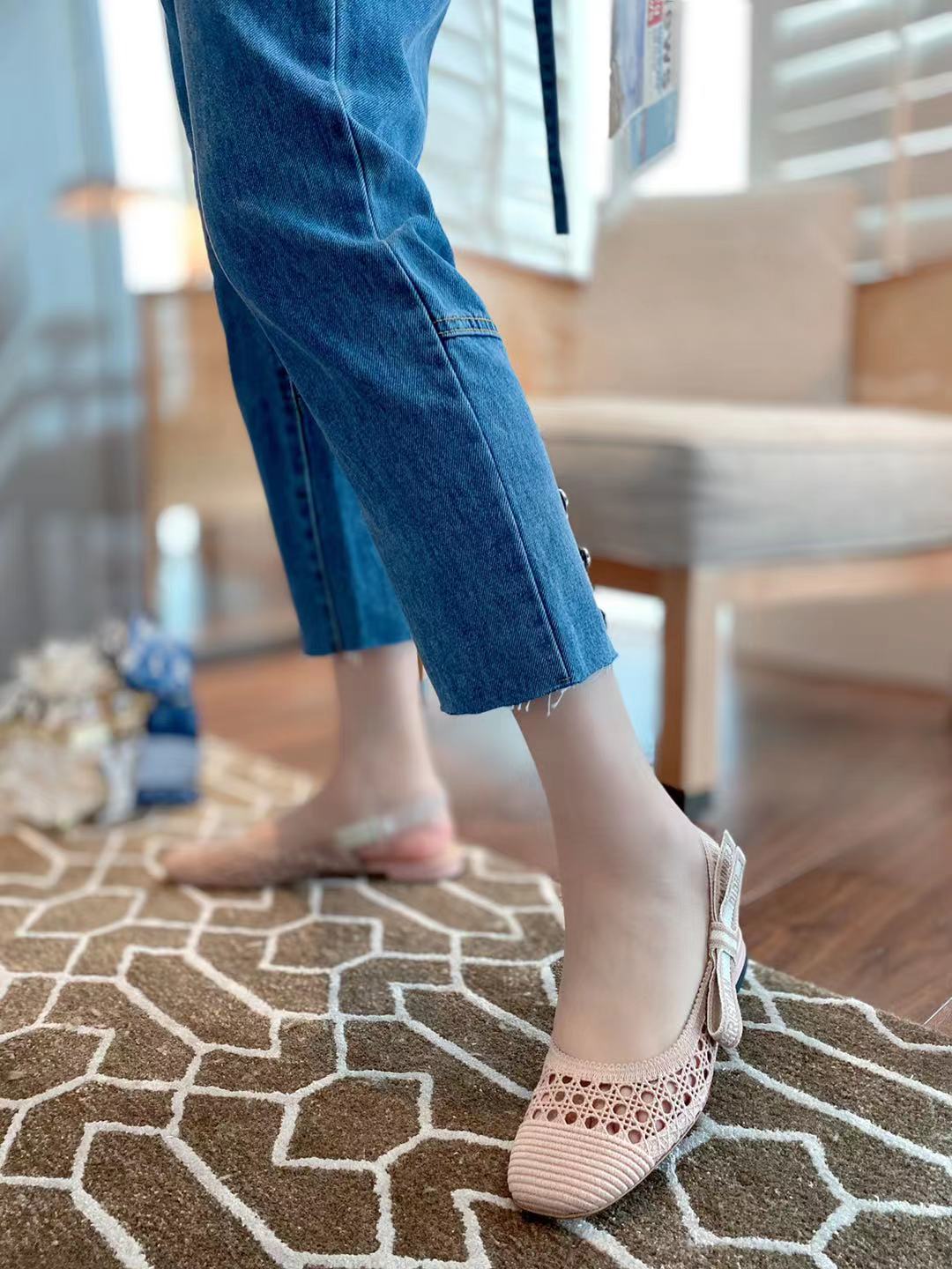 Sandales plates à talons ouvertes pour femmes avec motif de broderie en treillis creux et en rotin, ruban à deux couleurs à la mode et polyvalent