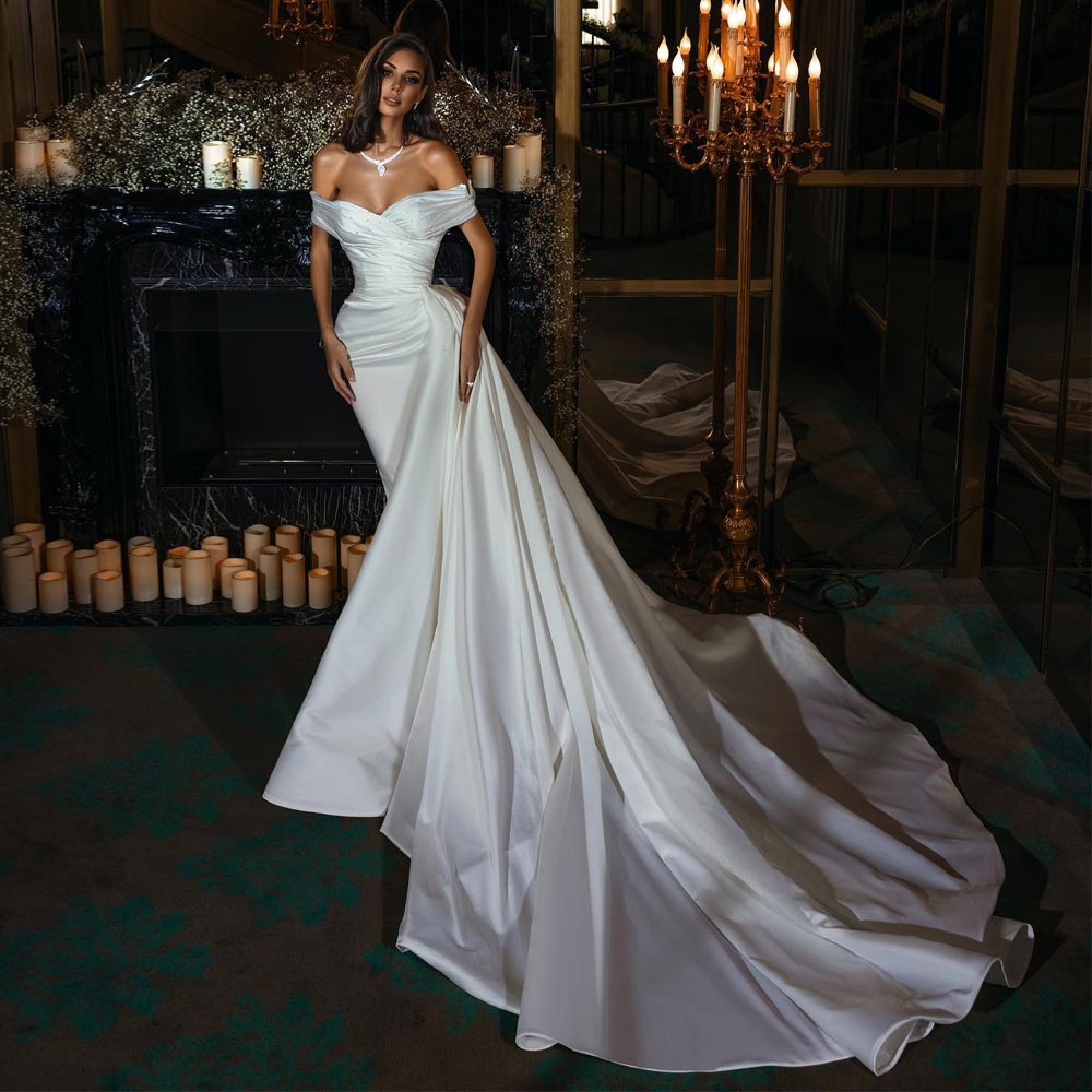 Incroyable Perlée Sirène Robes De Mariée Hors De L'épaule Décolleté Robes De Mariée Overskirt Plissé Chapelle Train Satin Plus La Taille Robe De