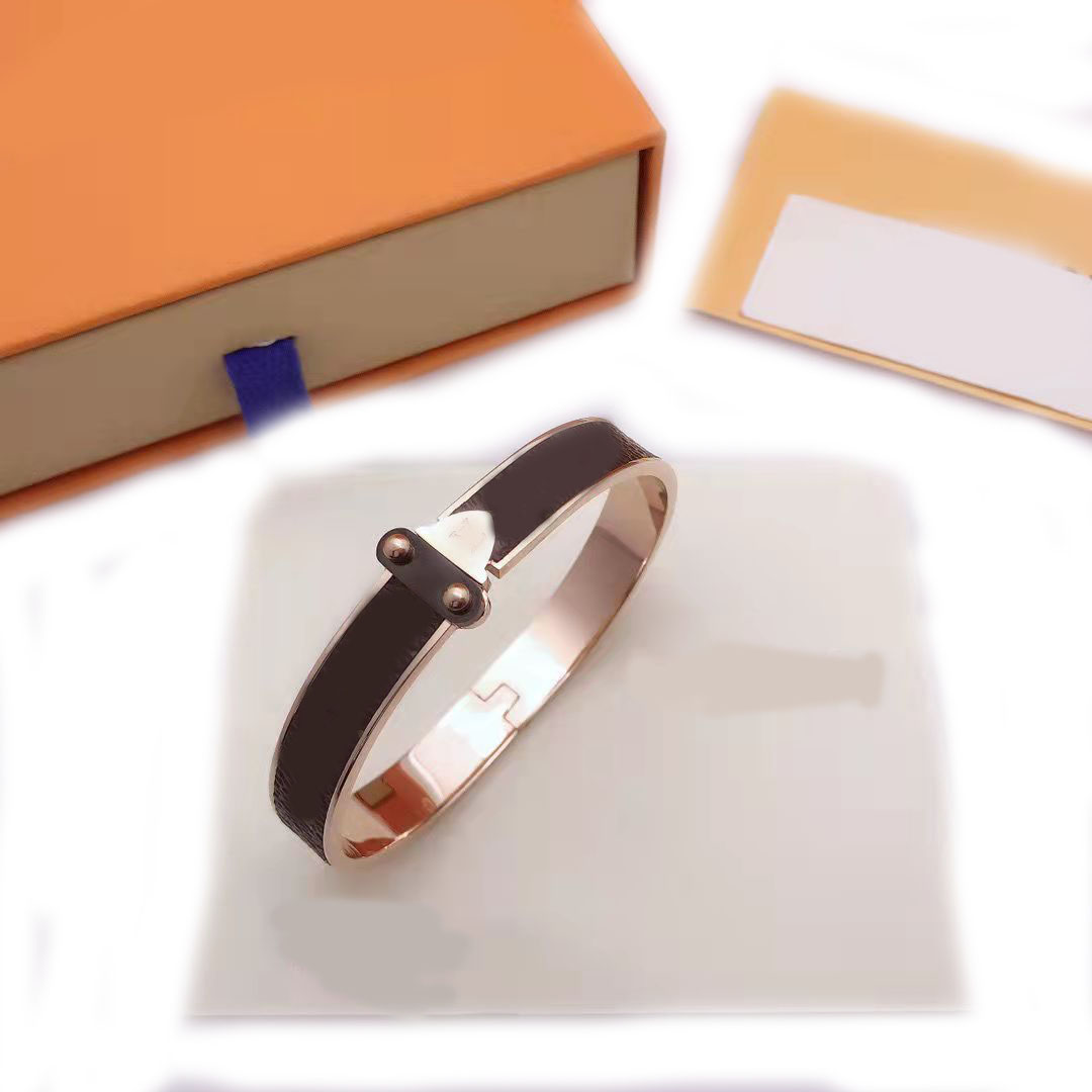 

Designer high quality fashion Bangle bracelet 4 charm medieval temperament titanium steel not fade leather rope senior quality