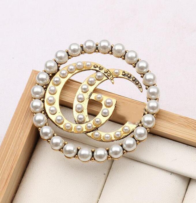 

Lots High Quality Brand Designer Men Women Brooches Small Wind Gold Silver Pearl Letter Suit Pins for Party Nice Gift Specifications