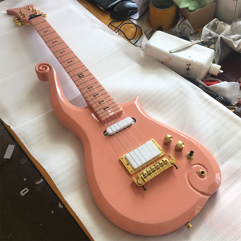 

Factory direct sales Wang Ziyun electric guitar pink paint spoon inlaid conjoined electric guitar sound quality perfect postage.
