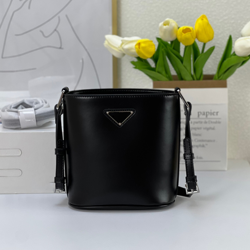 

Fashion Retro Mini Bucket Bags Designer Women Bag Casual Versatile Crossbody Shoulder Bags Open Design Retros Shiny Leather Classic Logo Simple ladies Wallets, White
