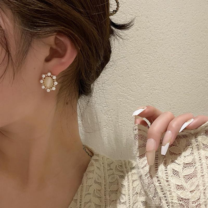 

Clip-on & Screw Back Fashion Vintage Baroque Earrings Personality Simple Ellipses Artificial Opal Pearl Sun Grace Gifts For Women 2022Clip-o