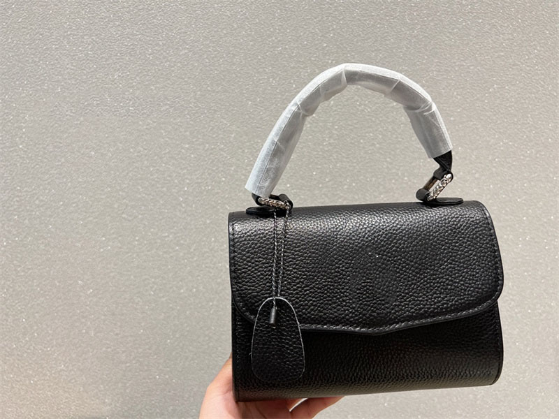 

Popular Fashion Totes For Women C-Hearts Flap Handbag Genuine Leather Messenger Bag Satchel Ladies Handbags Good Quality Luxury Top Bags with Size 19cm*14cm, Black