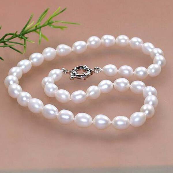 

8-9mm White oval Cultured freshwater pearl Necklace 18"