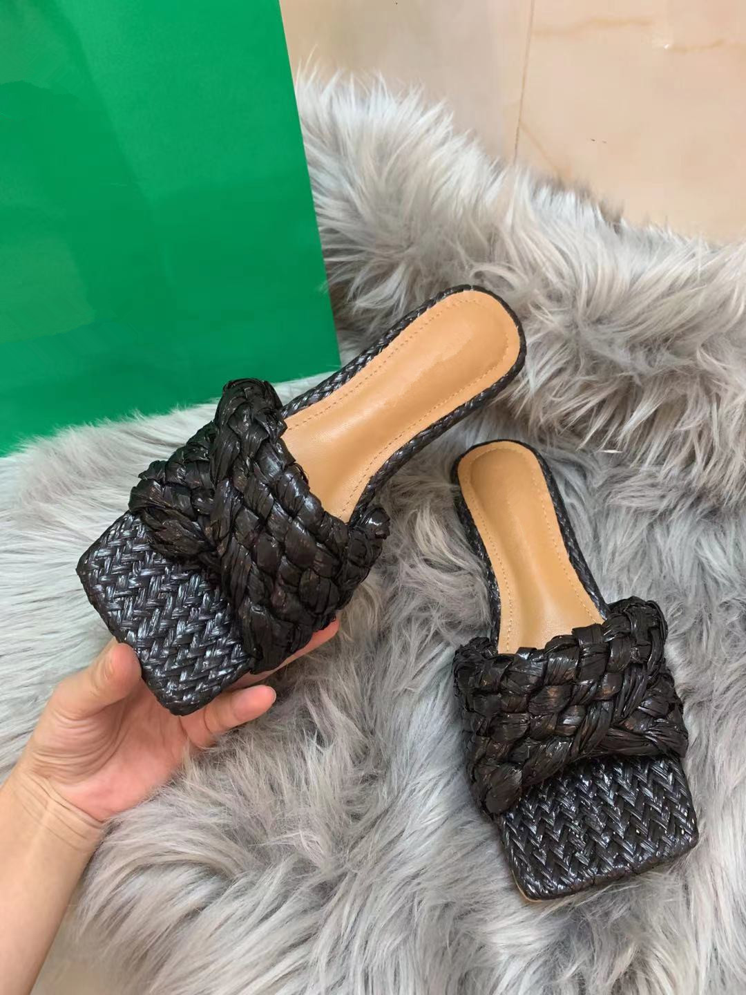

2022 Women luxurys designers sandals weave Slippers fashion Summer Girls Beach womens sandal Slides Flip Flops Loafers Sexy Embroidered shoes large with box, Black